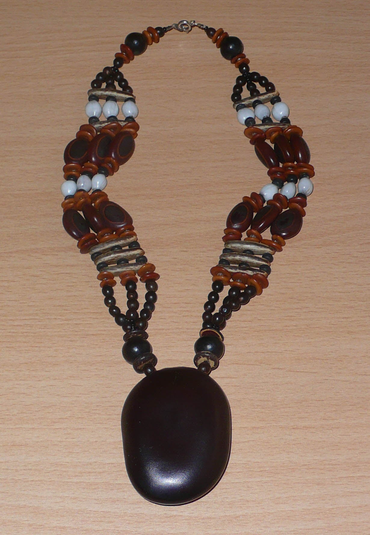 Collier afro-caribéen multi-rangs avec pendentif composé de perles de coco et d'un mélange de graines organiques (graine d'Entada (ou wawa), flamboyant, larmes de Job, toloman, "oreilles à mulâtres", savonnettes et casses).
