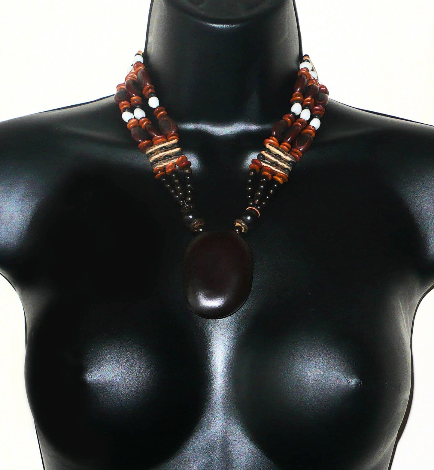 Collier afro-caribéen multi-rangs avec pendentif composé de perles de coco et d'un mélange de graines organiques (graine d'Entada (ou wawa), flamboyant, larmes de Job, toloman, "oreilles à mulâtres", savonnettes et casses).