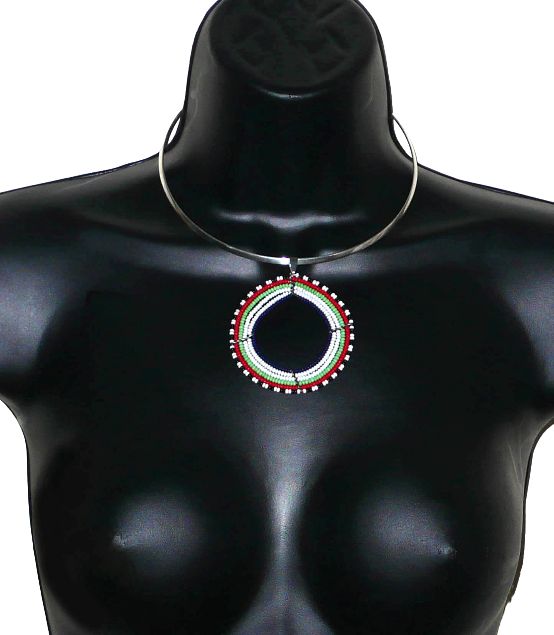 Collier africain Massai contemporain composé d'un ras de cou en laiton agrémenté d'un large médaillon fait de perles de rocaille blanches, vertes, rouges, noires et bleu marine.