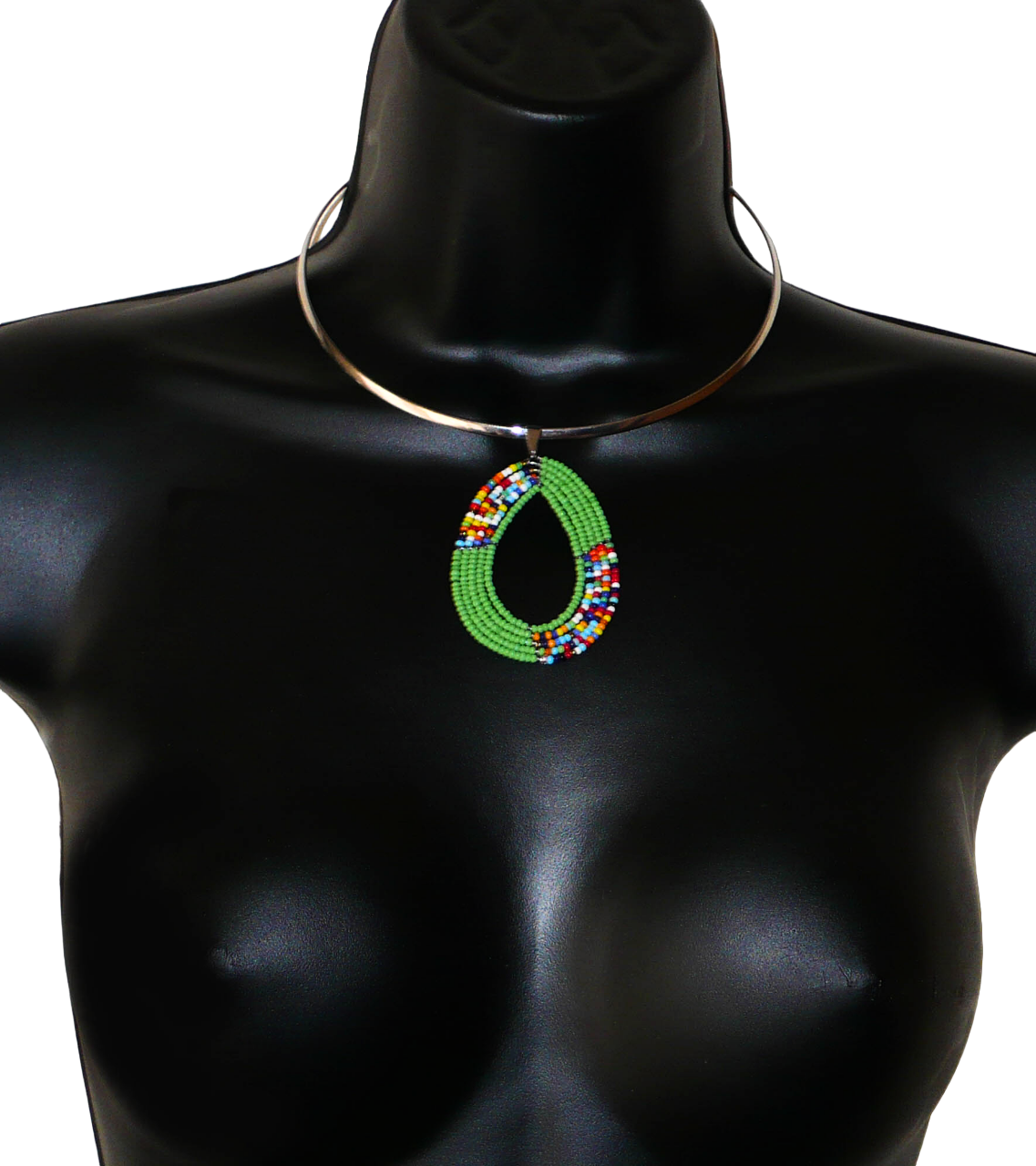 Collier ethnique aux accents bohème composé d'un ras de cou en laiton rehaussé d'un pendentif fait de perles de rocaille vertes et multicolores montées en forme de goutte.
