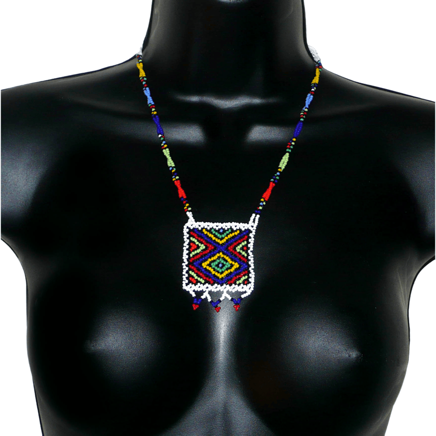 Collier africain zoulou avec pendentif ; fabriqué en Afrique du Sud, il se compose d'un tissage traditionnel de perles de rocaille blanches et multicolores.