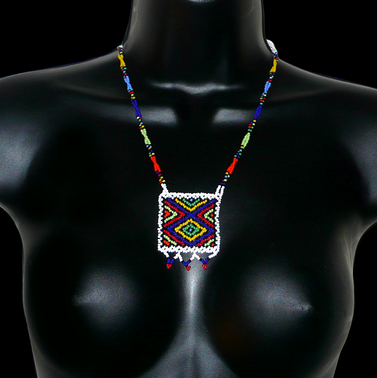 Collier africain zoulou avec pendentif ; fabriqué en Afrique du Sud, il se compose d'un tissage traditionnel de perles de rocaille blanches et multicolores.