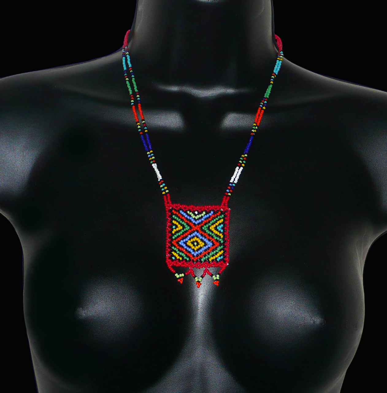 Collier africain "Zulu Love Letter" avec pendentif orné de motifs ethniques ; il se compose d'un tissage de perles de rocaille rouges et multicolores.