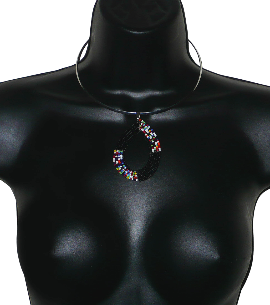 Collier ras de cou en laiton orné d'un long pendentif en forme de goutte composé de perles de rocaille noires et multicolores.