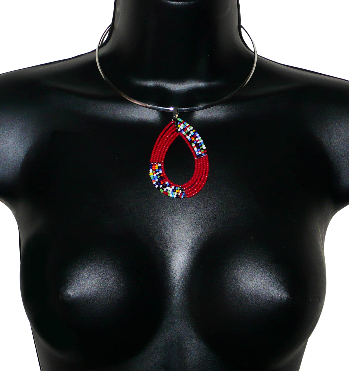 Collier ethnique rouge et multicolore composé d'un ras de cou en laiton orné d'un long pendentif en forme de goutte fait de perles de rocaille.