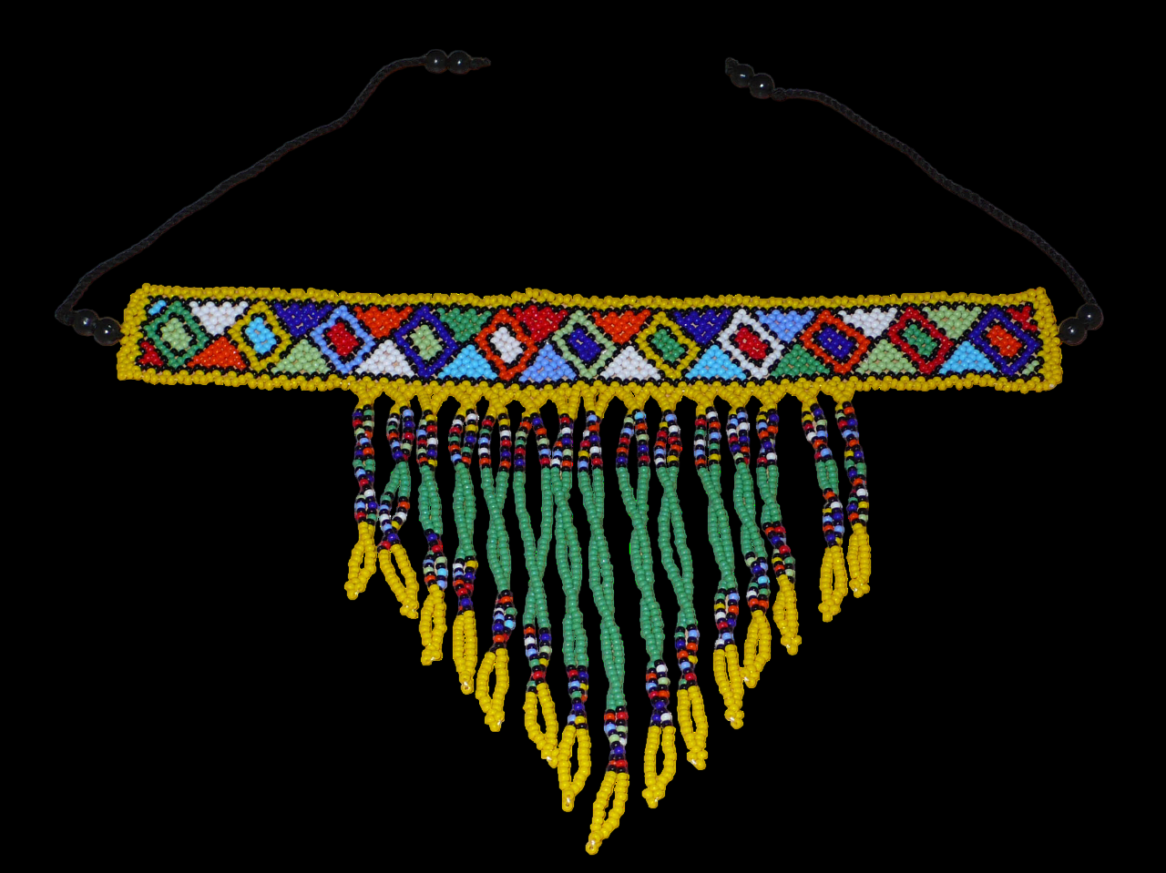 Collier ras de cou sud-africain à franges perlées et à motifs ethniques zoulous composé de perles de rocaille vertes, jaunes et multicolores.