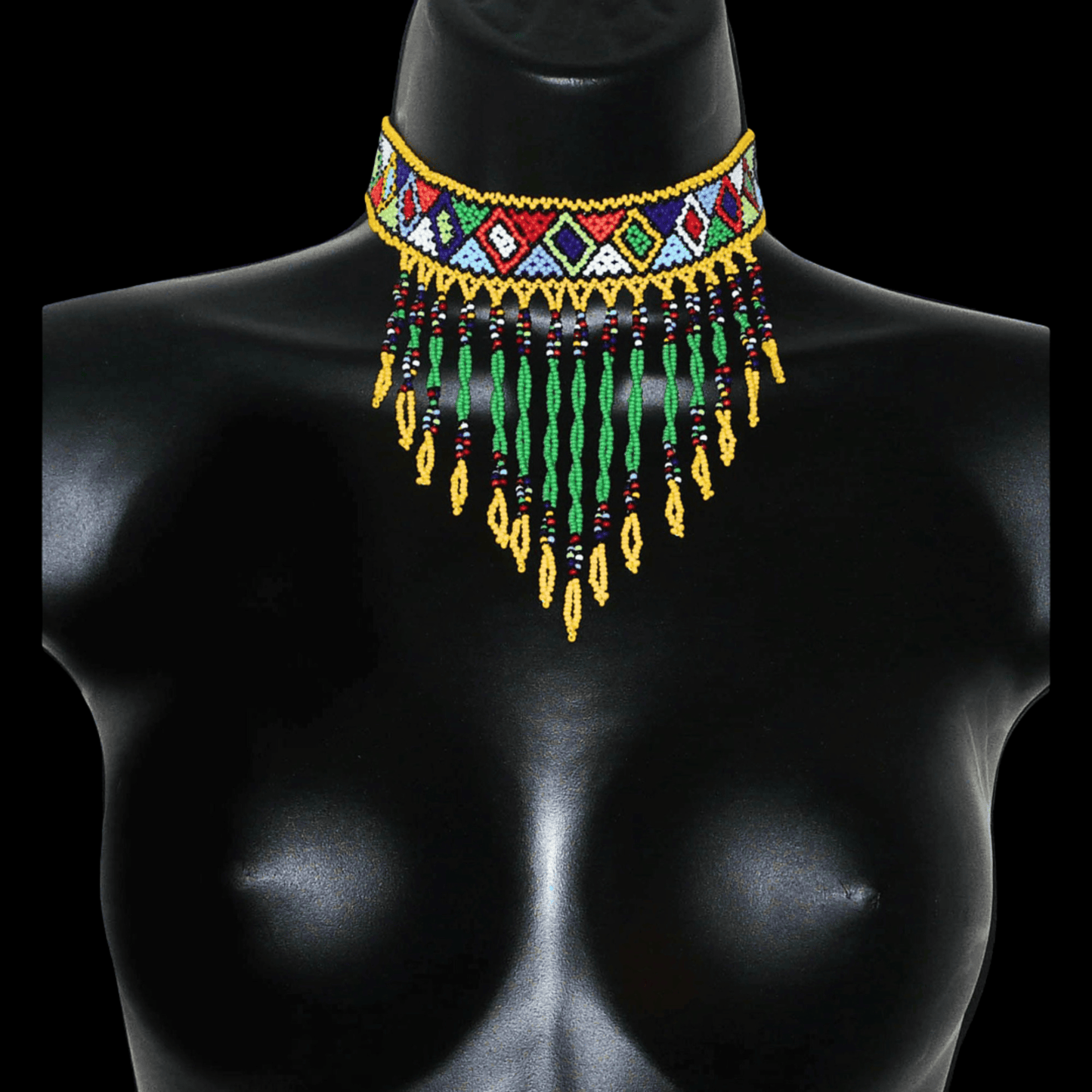 Collier ras de cou sud-africain à franges perlées et à motifs ethniques zoulous composé de perles de rocaille vertes, jaunes et multicolores.