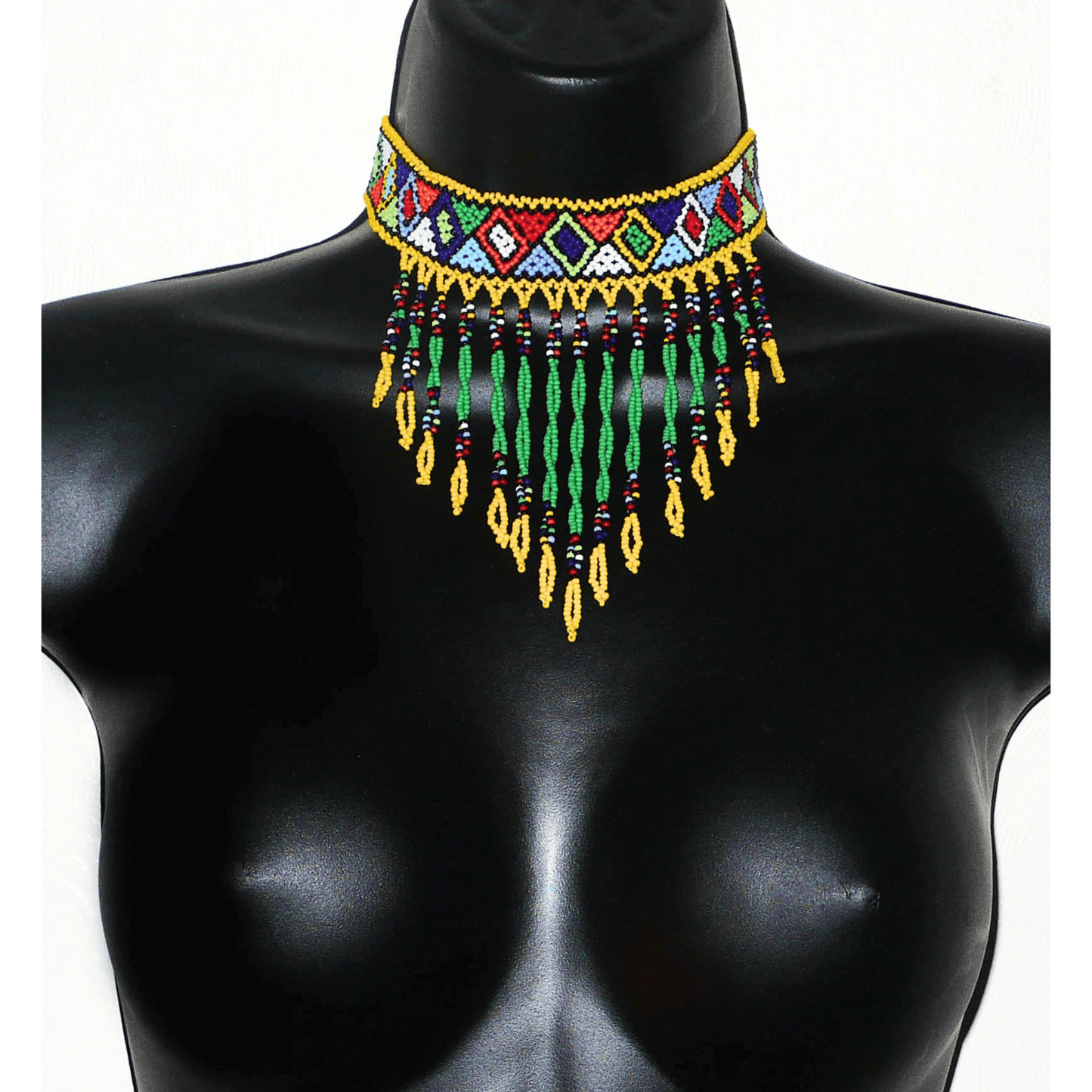 Collier ras de cou sud-africain à franges perlées et à motifs ethniques zoulous composé de perles de rocaille vertes, jaunes et multicolores.