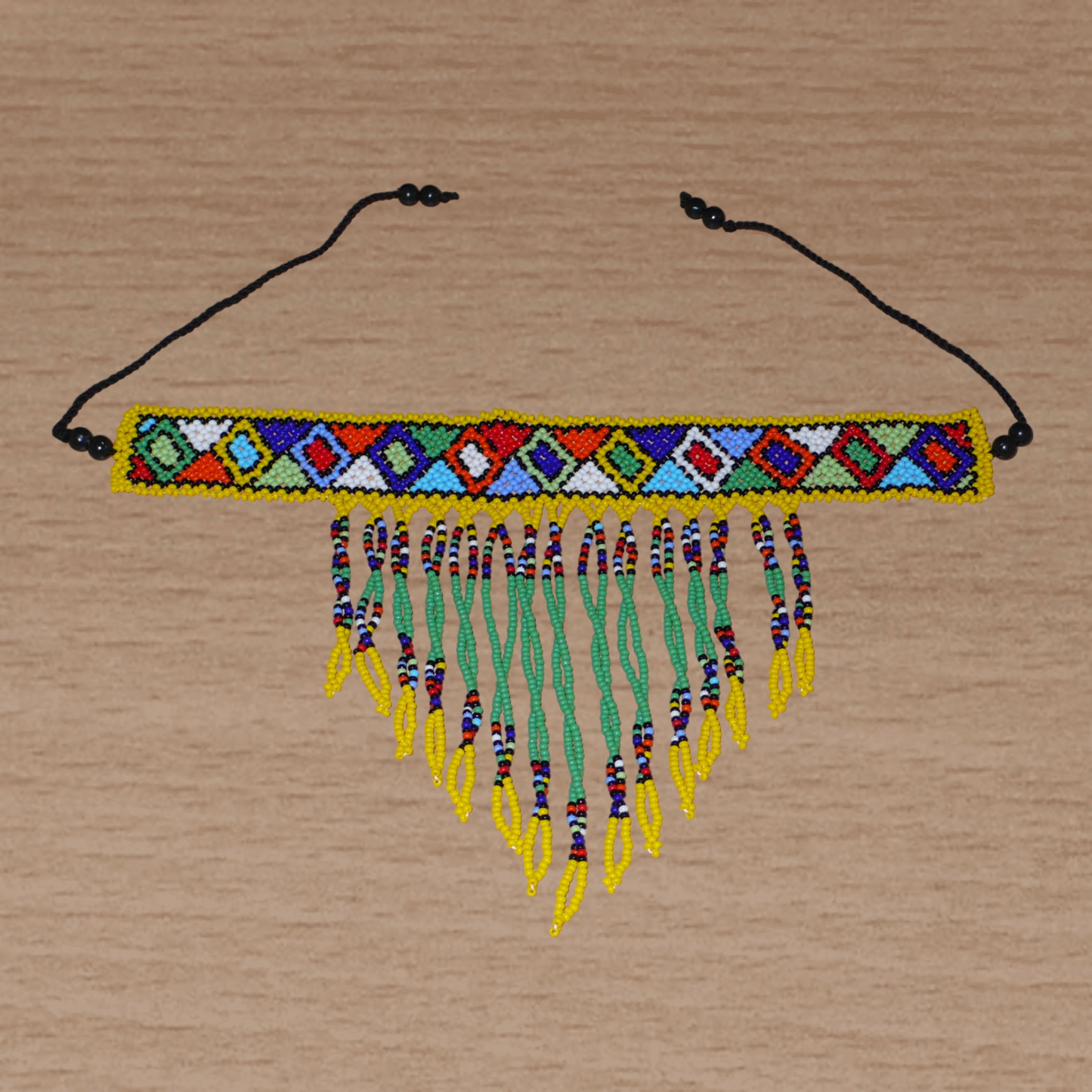 Collier ras de cou sud-africain à franges perlées et à motifs ethniques zoulous composé de perles de rocaille vertes, jaunes et multicolores.