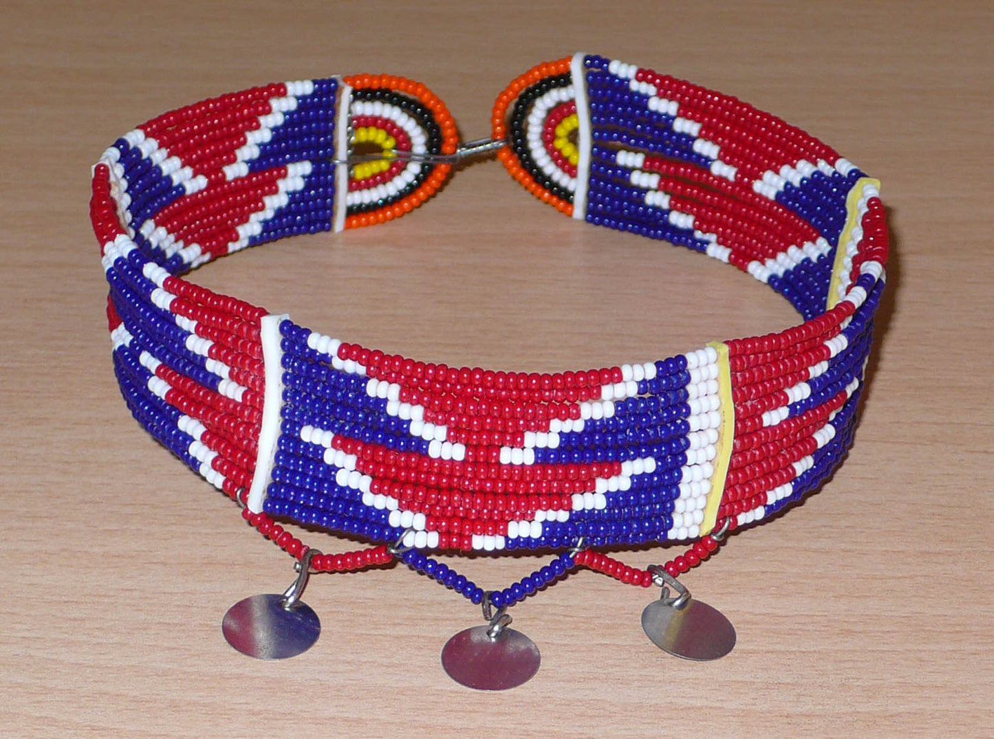 Collier africain Massai multi-rangs composé de douze rangées de perles de rocailles principalement rouges, bleues et blanches.
