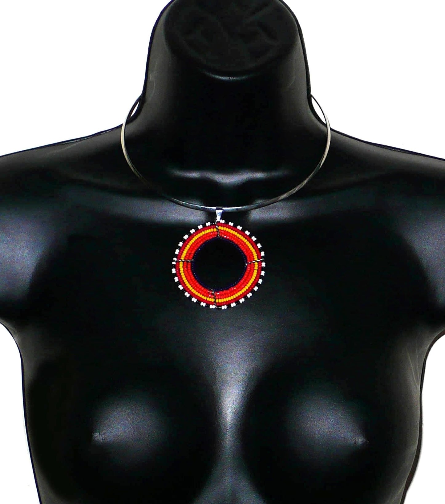Collier ethnique orange composé d'un ras de cou en laiton orné d'un large médaillon fait de perles de rocaille.