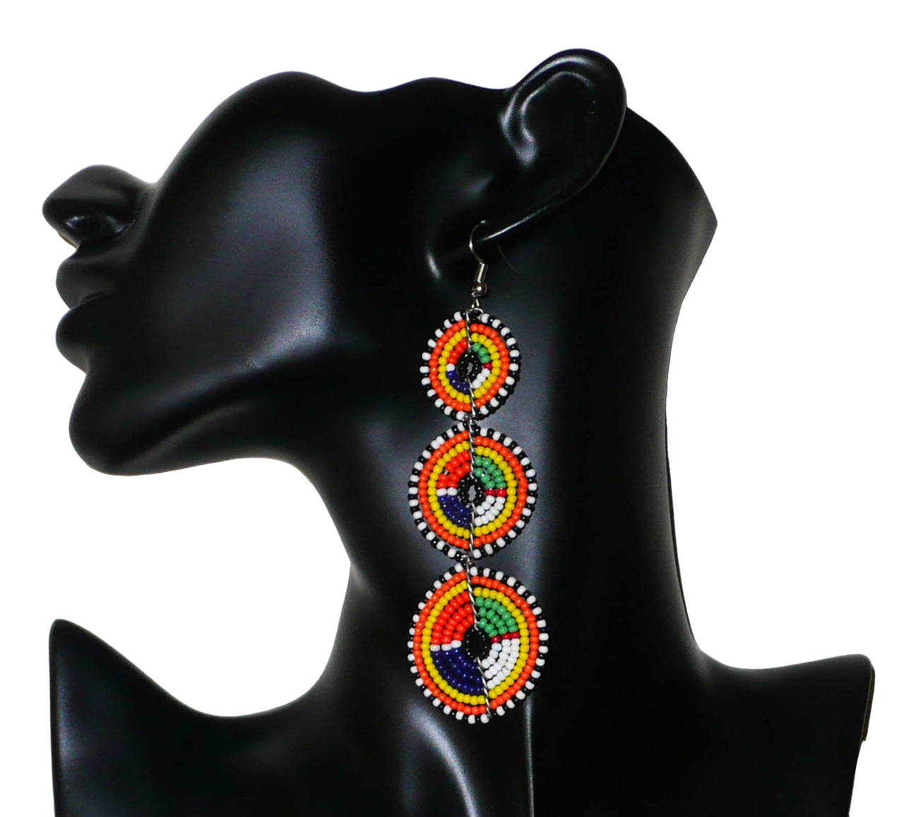 Longues boucles d'oreilles ethniques afro chic composées de perles de rocaille multicolores montées en trois cercles superposés. Elles mesurent 10,5 cm de long et 3 cm de large.