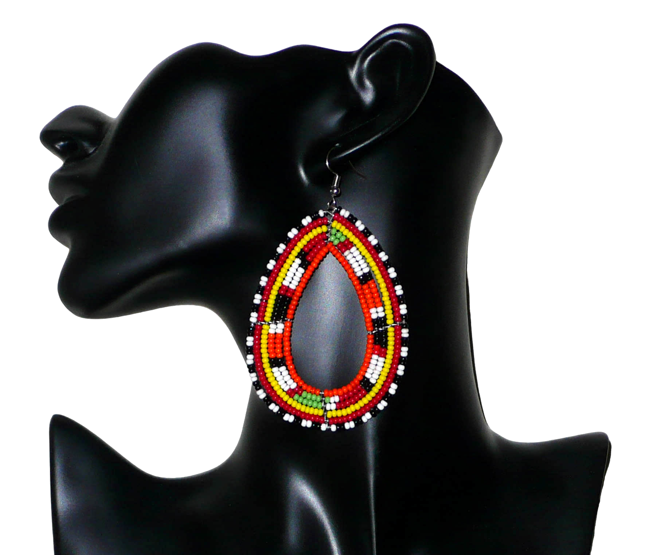 Longues boucles d'oreilles africaines à motifs ethniques Massai faites de perles de rocaille orange et multicolores glissées sur six rangées de fils de fer montés en forme de gouttes. Elles mesurent 8,5 cm de long et 5 cm de large et se portent sur des oreilles percées.