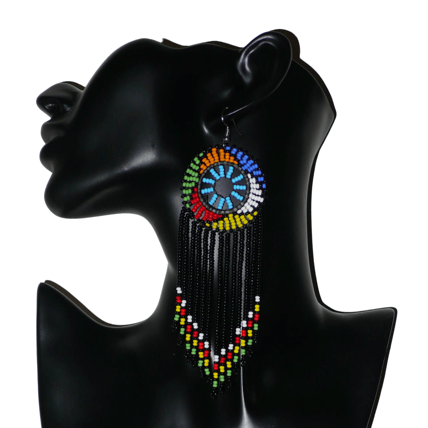 Boucles d'oreilles ethniques à franges de tradition sud-africaine en perles de rocaille noires, bleues et multicolores. Elles mesurent 14.5 cm de long et 4.5 cm de large.
