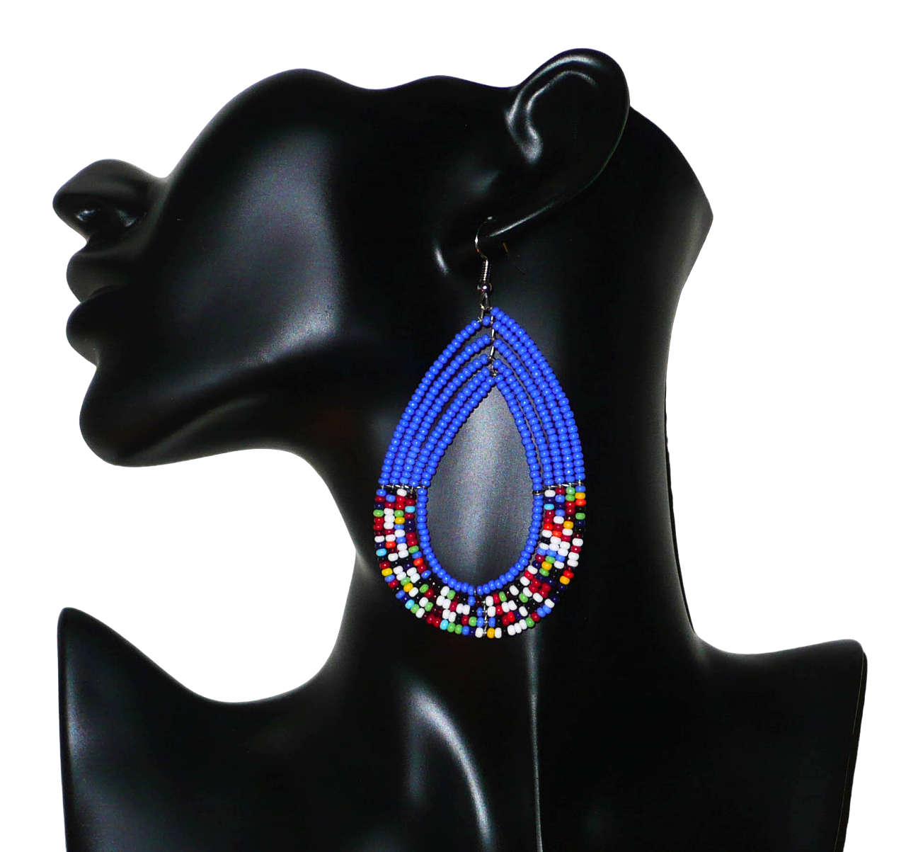 Longues boucles d'oreilles ethniques bleues et multicolores faites de perles de rocaille glissées sur cinq rangées de fils de fer montés en forme de gouttes. Elles mesurent 9 cm de long et 4,5 cm de large, et se portent avec des crochets en acier inoxydable sur des oreilles percées.