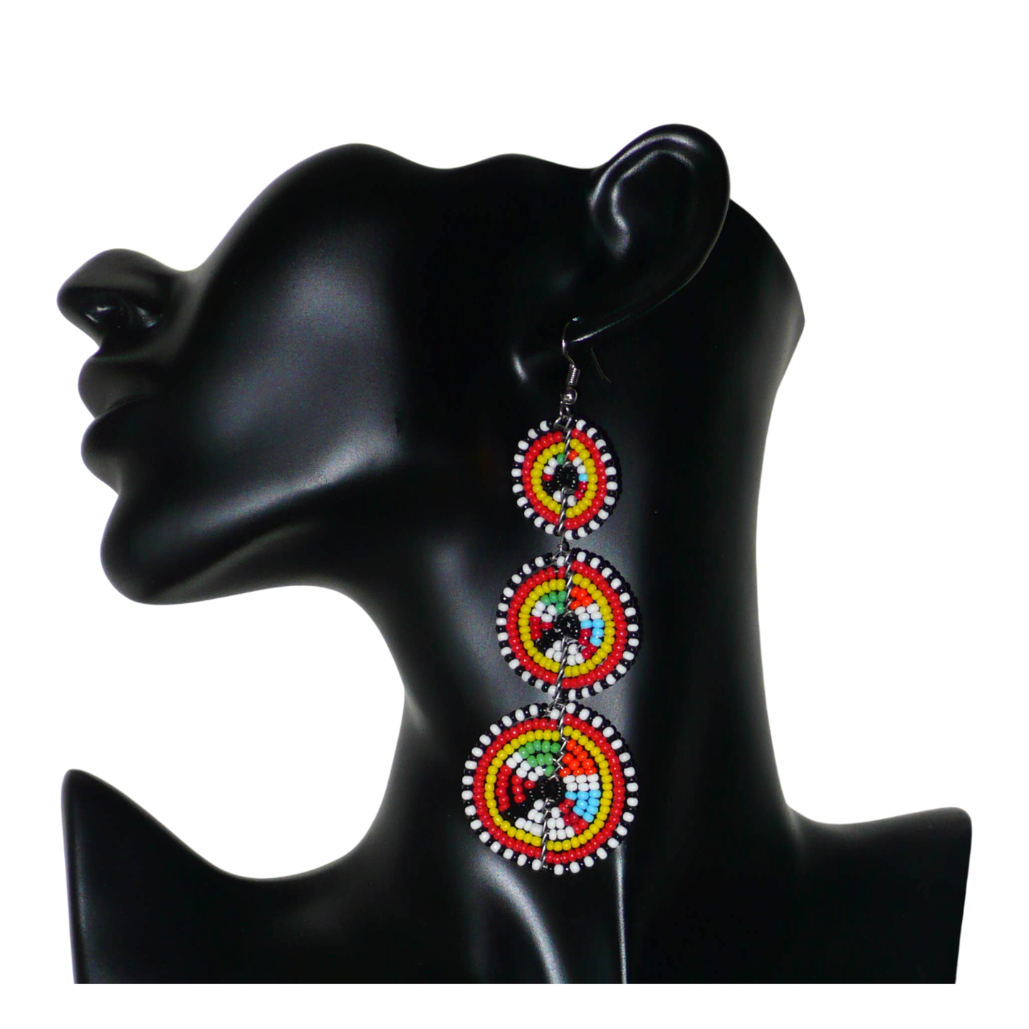 Longues boucles d'oreilles africaines de tradition Massai aux design et couleurs évoquant le style ethnique afro chic des années 70. Elles se composent de perles de rocaille multicolores glissées sur des fils de fer montés en forme de trois cercles superposés. Ces boucles d'oreilles mesurent 10.5 cm de long et 3 cm de large ; elles se portent avec des crochets en acier inoxydable sur des oreilles percées.
