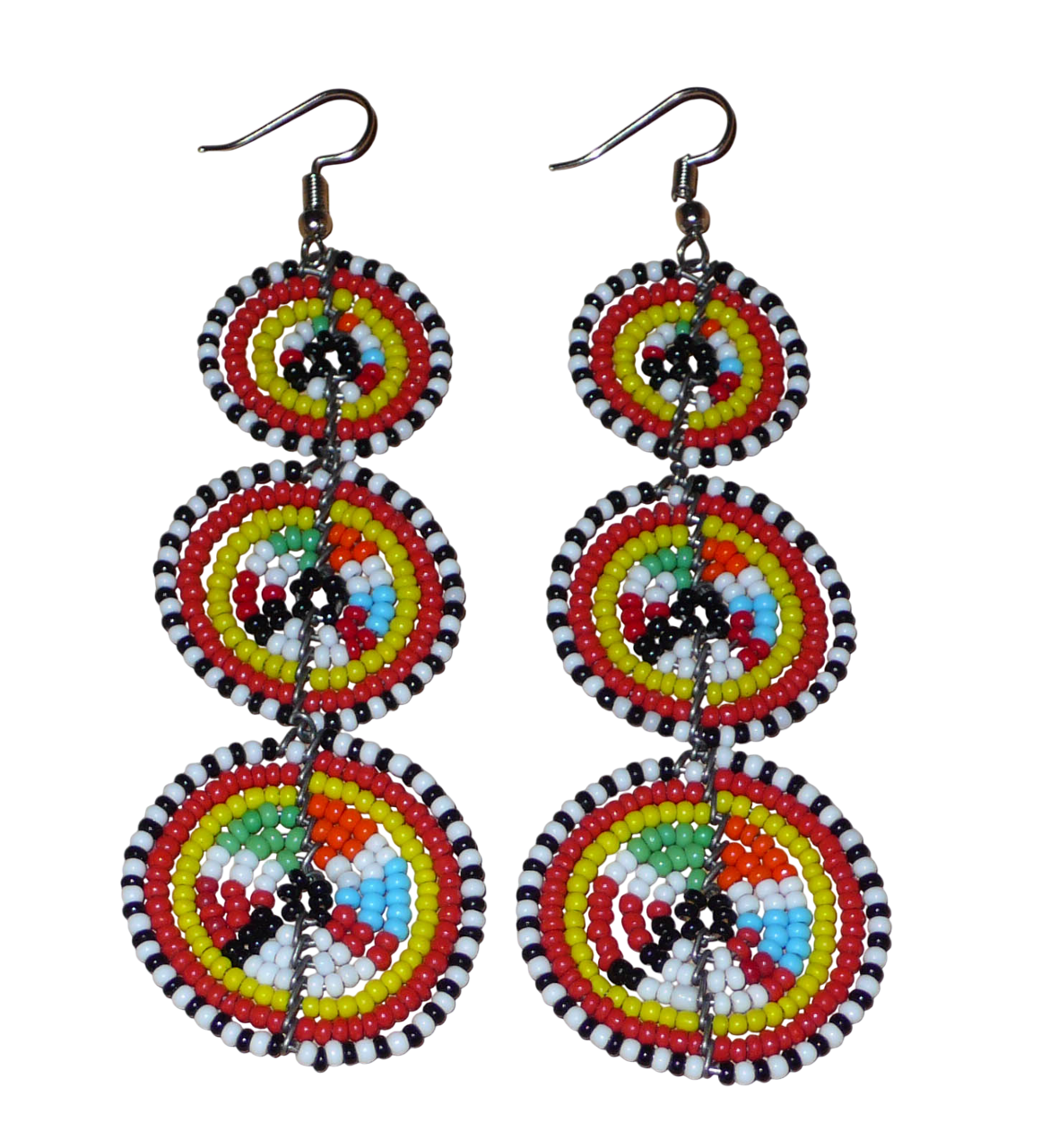 Longues boucles d'oreilles africaines de tradition Massai aux design et couleurs évoquant le style ethnique afro chic des années 70. Elles se composent de perles de rocaille multicolores glissées sur des fils de fer montés en forme de trois cercles superposés. Ces boucles d'oreilles mesurent 10.5 cm de long et 3 cm de large ; elles se portent avec des crochets en acier inoxydable sur des oreilles percées.