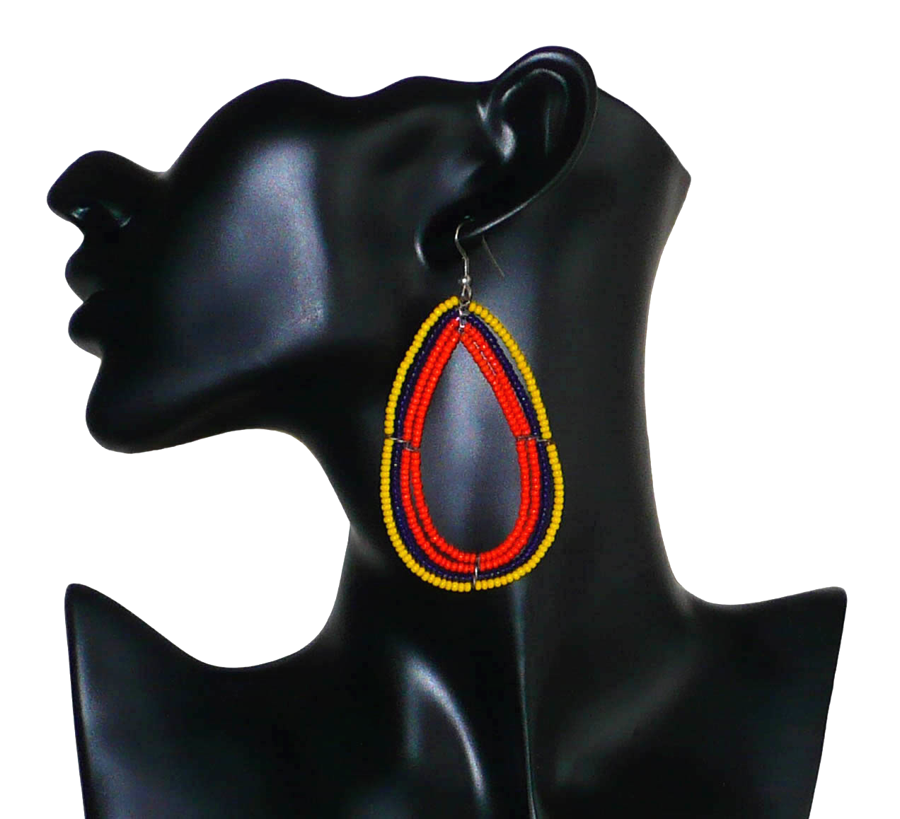 Longues boucles d'oreilles tricolores composées de perles de rocaille orange, jaunes et bleu marine enfilées sur quatre rangées de fils de fer montés en forme de gouttes. Ces boucles d'oreilles "oversized" mesurent 8.5 cm de long et 4.5 cm de large ; elles se portent avec des crochets en acier inoxydable sur des oreilles percées.