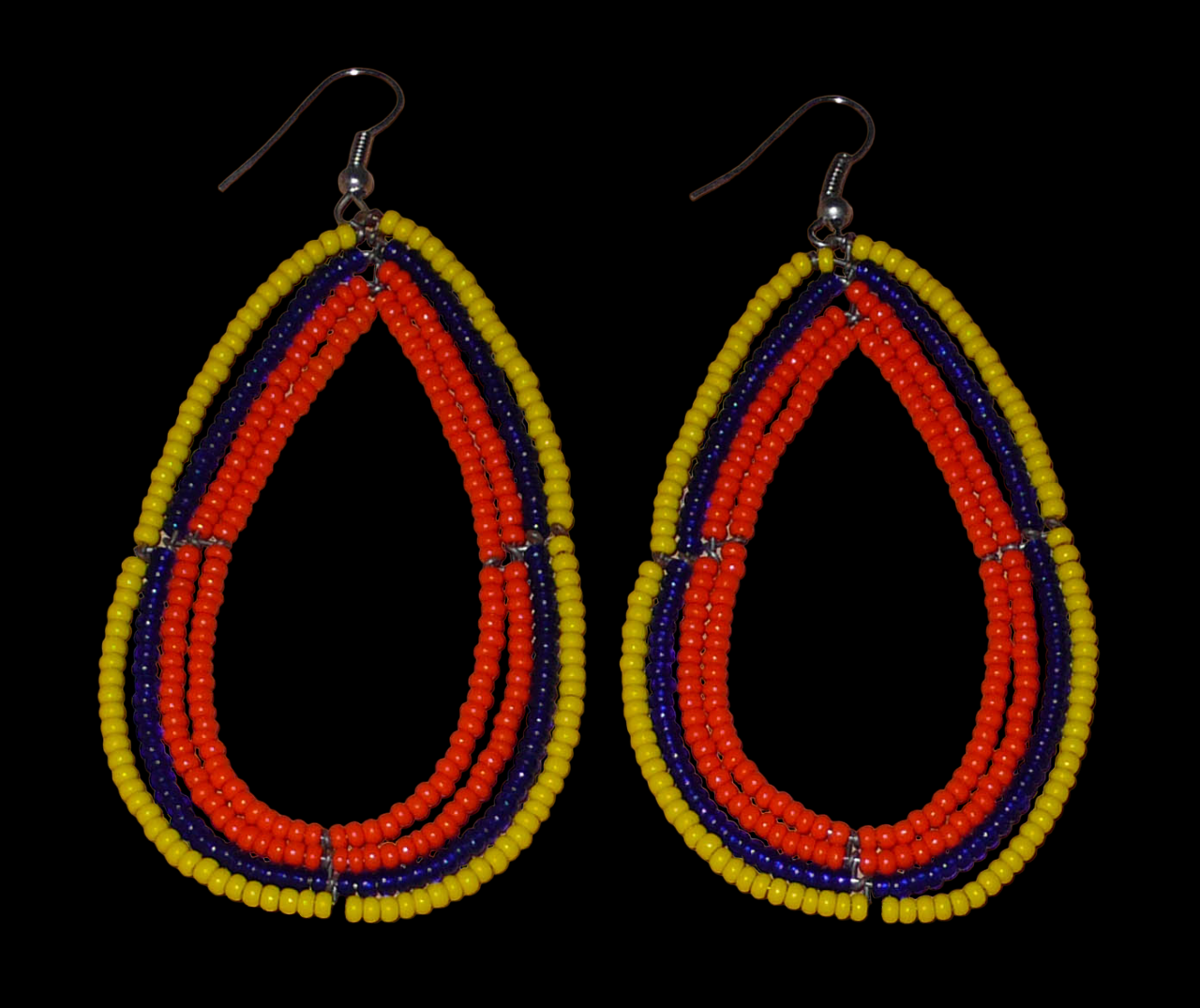 Longues boucles d'oreilles tricolores composées de perles de rocaille orange, jaunes et bleu marine enfilées sur quatre rangées de fils de fer montés en forme de gouttes. Ces boucles d'oreilles "oversized" mesurent 8.5 cm de long et 4.5 cm de large ; elles se portent avec des crochets en acier inoxydable sur des oreilles percées.