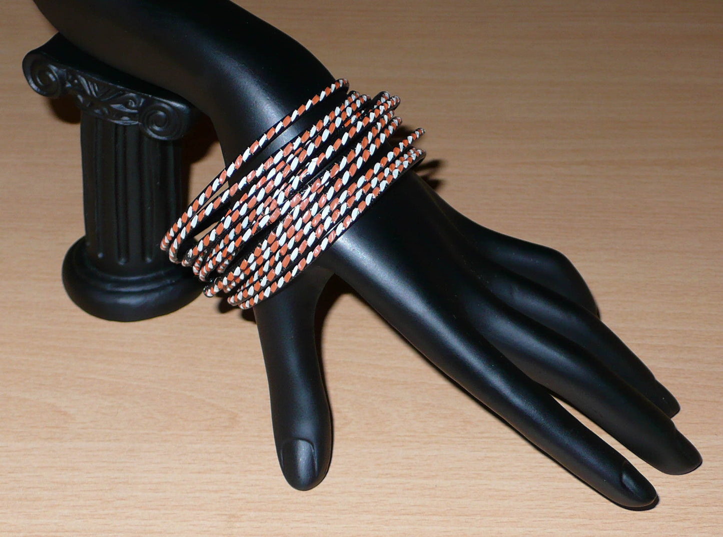 Ensemble de 12 bracelets africains tricolores fabriqués dans une approche d'upcycling de matériaux de récupération : très fins et légers à porter, ils sont composés de plastique recyclé orange, blanc et noir tressés sur du carton.
Ces bracelets ont une circonférence de 21 cm, un diamètre de 6.8 cm et une épaisseur de 0.3 cm.
Ils peuvent être portés par une femme ou par un homme.