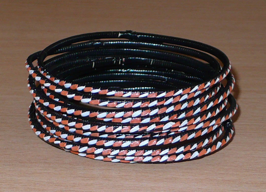 Ensemble de 12 bracelets africains tricolores fabriqués dans une approche d'upcycling de matériaux de récupération : très fins et légers à porter, ils sont composés de plastique recyclé orange, blanc et noir tressés sur du carton.
Ces bracelets ont une circonférence de 21 cm, un diamètre de 6.8 cm et une épaisseur de 0.3 cm.
Ils peuvent être portés par une femme ou par un homme.