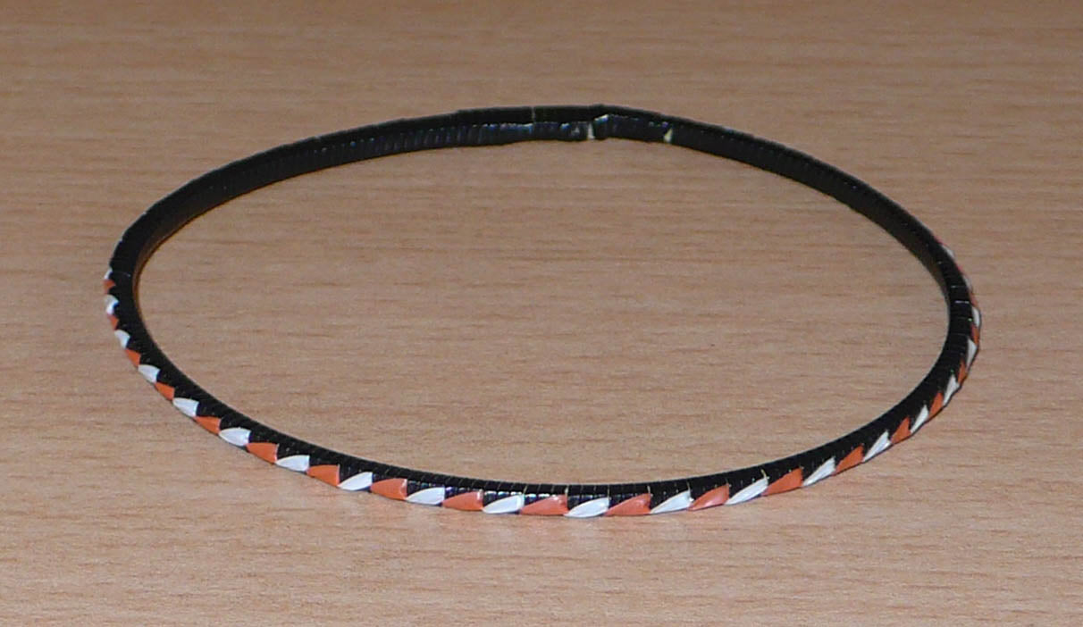 Bracelet ethnique très fin fait de plastique recyclé orange, blanc et noir.
