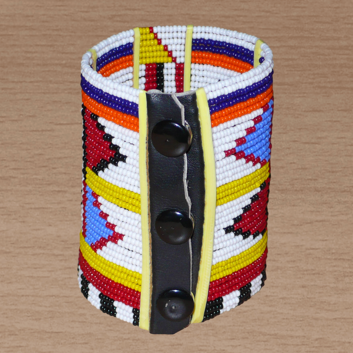 Bracelet africain multi-rangs à motifs ethniques Massai composé de trente-six rangées de perles de rocaille blanches et multicolores.