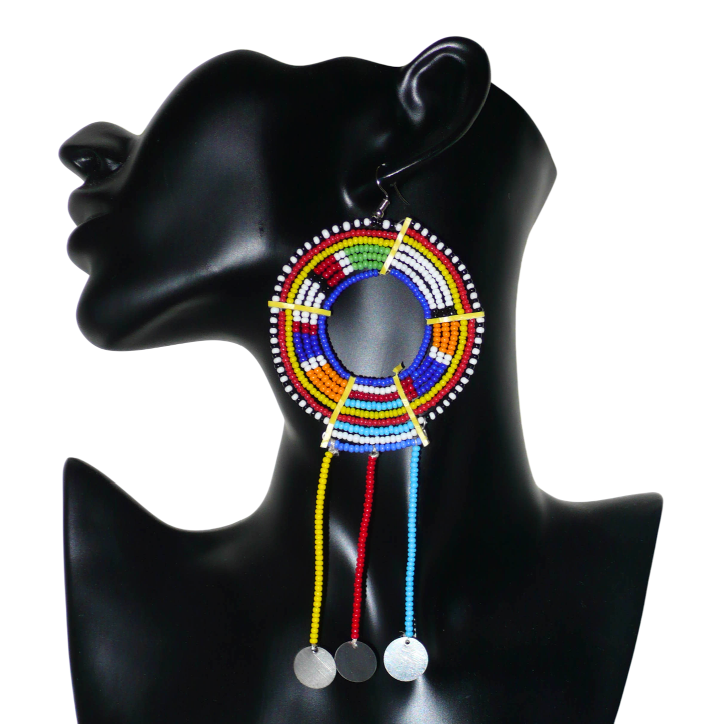 Mono boucle d'oreille africaine Massai à porter sur une seule oreille pour créer un effet d'asymétrie visuelle : elle se compose de perles de rocaille bleues et multicolores enfilées sur des fils de fer montés en cercles fixés sur des charnières en plastique recyclé jaune ; il se prolonge de franges perlées ornées de disques en métal. Surdimensionnée, cette mono boucle d'oreille à l'allure exotique mesure 15 cm de long.