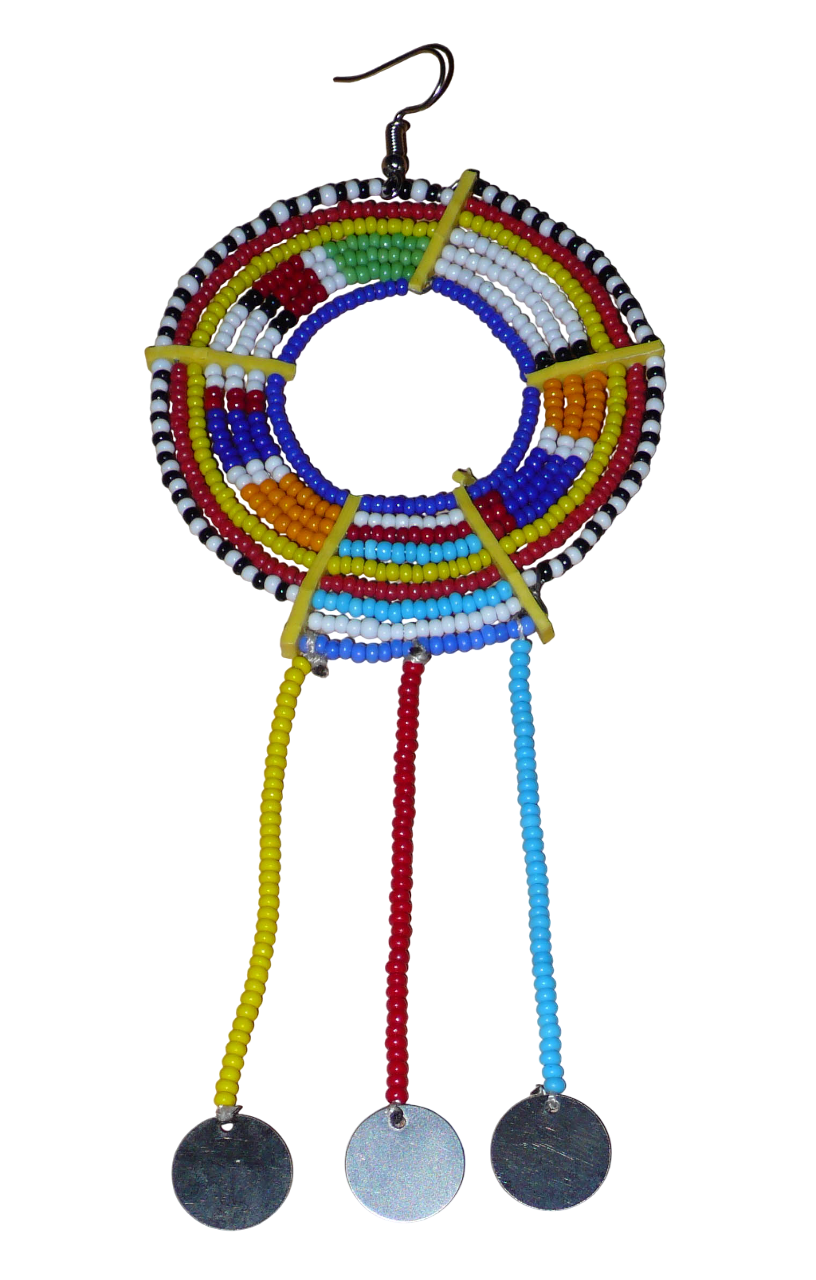 Mono boucle d'oreille africaine Massai à porter sur une seule oreille pour créer un effet d'asymétrie visuelle : elle se compose de perles de rocaille bleues et multicolores enfilées sur des fils de fer montés en cercles fixés sur des charnières en plastique recyclé jaune ; il se prolonge de franges perlées ornées de disques en métal. Surdimensionnée, cette mono boucle d'oreille à l'allure exotique mesure 15 cm de long.