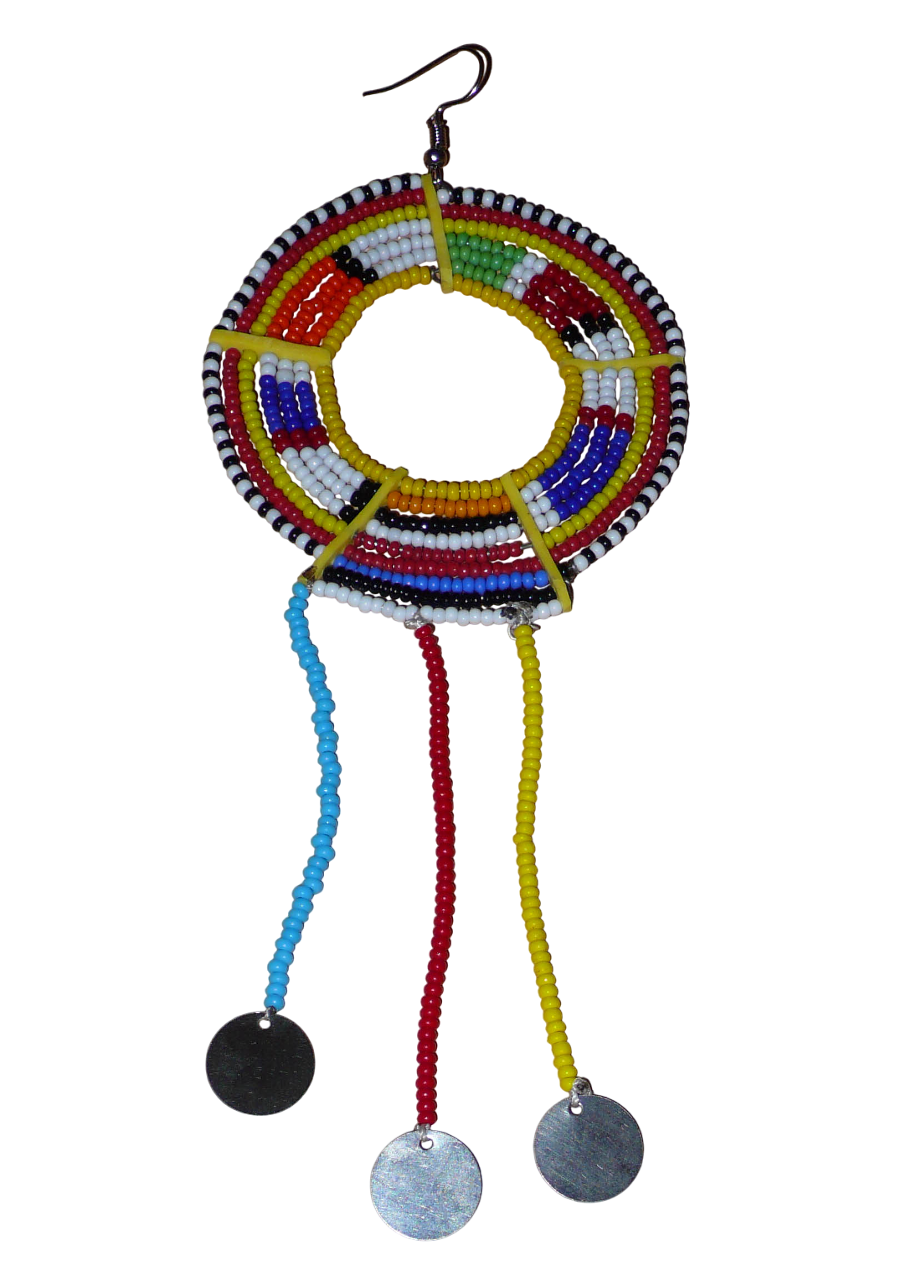Mono boucle d'oreille à franges fabriquée au Kenya dans la tradition ethnique Massai. À porter sur une seule oreille pour un effet visuel asymétrique, ce bijou se compose de perles de rocaille multicolores glissées sur des fils de fer montés en cercles fixés sur des charnières en plastique recyclé jaune ; il se prolonge de franges perlées ornées de disques en métal. Surdimensionnée, elle mesure 16.5 cm de long et 6.5 cm de large, et se porte sur une oreille percée.