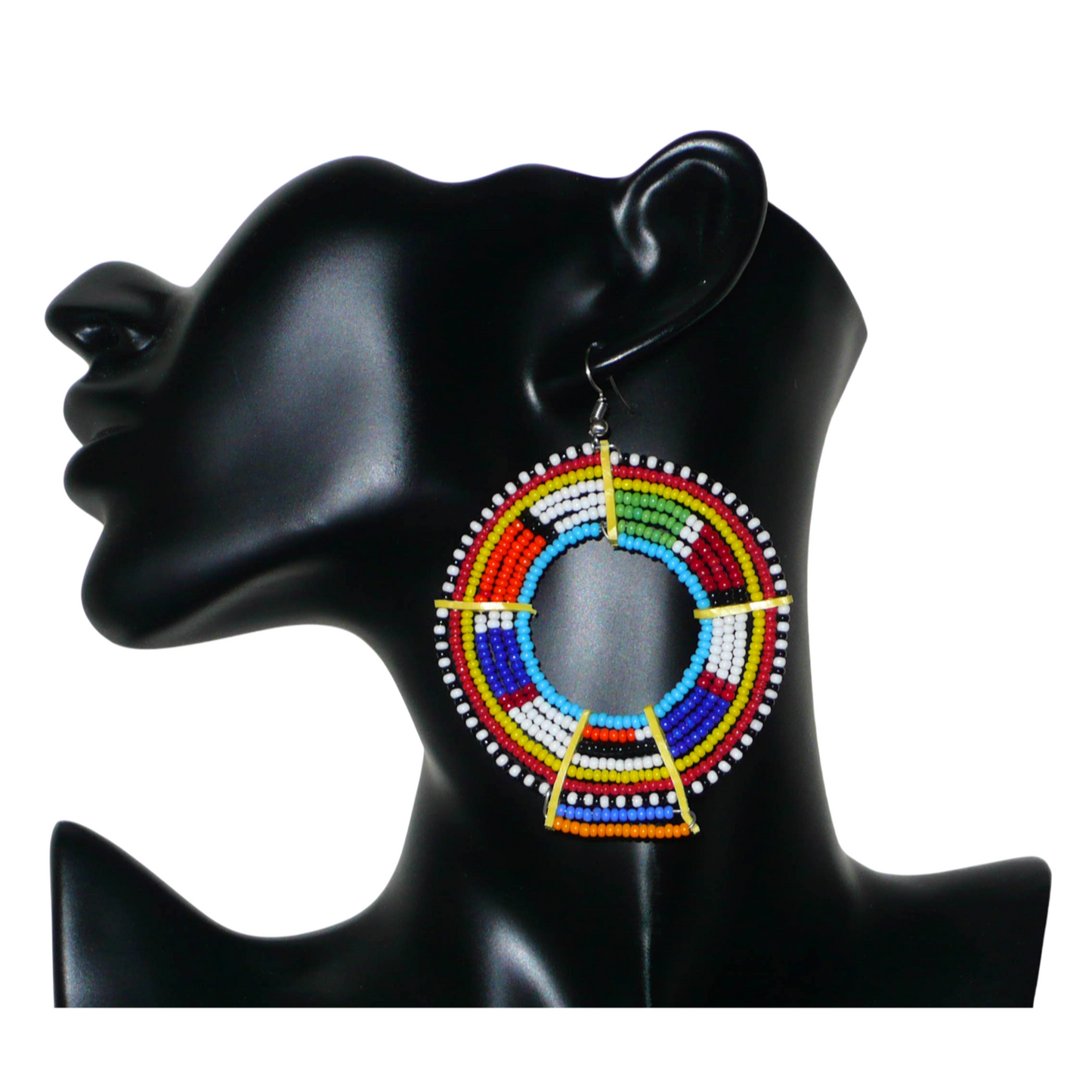 Ajoutez une touche ultra colorée à votre look avec cette mono boucle africaine Massai, à porter sur une seule oreille pour un effet visuel asymétrique ! De fabrication traditionnelle kenyane, ce bijou artisanal se compose de perles de rocaille bleues et multicolores glissées sur des fils de fer montés en cercles et fixés sur des charnières en plastique recyclé jaune. Surdimensionnée, elle mesure 8.5 cm de long et 6 cm de large, et se porte avec un crochet sur une oreille percée.