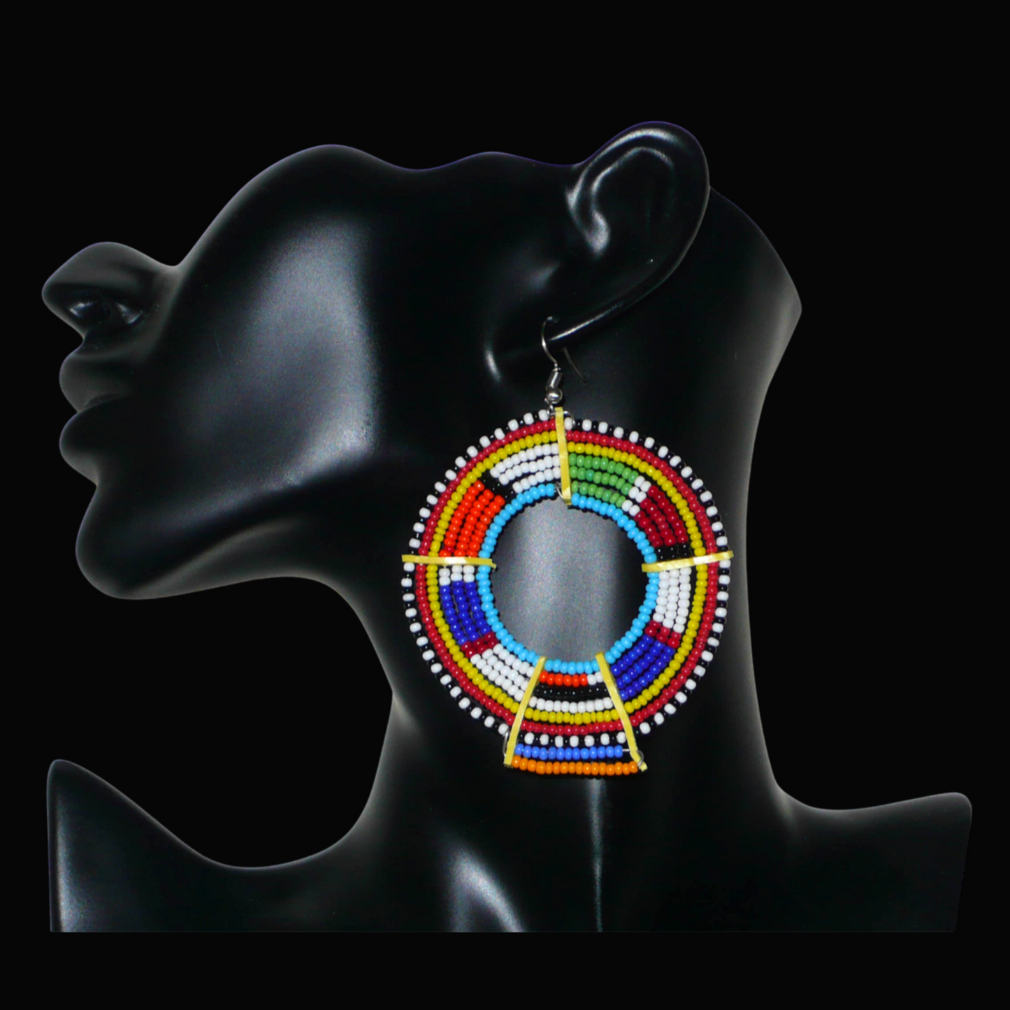 Ajoutez une touche ultra colorée à votre look avec cette mono boucle africaine Massai, à porter sur une seule oreille pour un effet visuel asymétrique ! De fabrication traditionnelle kenyane, ce bijou artisanal se compose de perles de rocaille bleues et multicolores glissées sur des fils de fer montés en cercles et fixés sur des charnières en plastique recyclé jaune. Surdimensionnée, elle mesure 8.5 cm de long et 6 cm de large, et se porte avec un crochet sur une oreille percée.