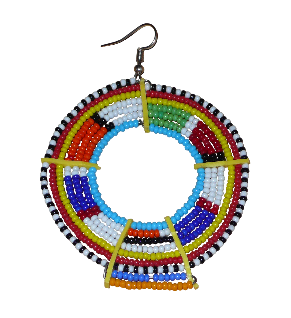 Ajoutez une touche ultra colorée à votre look avec cette mono boucle africaine Massai, à porter sur une seule oreille pour un effet visuel asymétrique ! De fabrication traditionnelle kenyane, ce bijou artisanal se compose de perles de rocaille bleues et multicolores glissées sur des fils de fer montés en cercles et fixés sur des charnières en plastique recyclé jaune. Surdimensionnée, elle mesure 8.5 cm de long et 6 cm de large, et se porte avec un crochet sur une oreille percée.