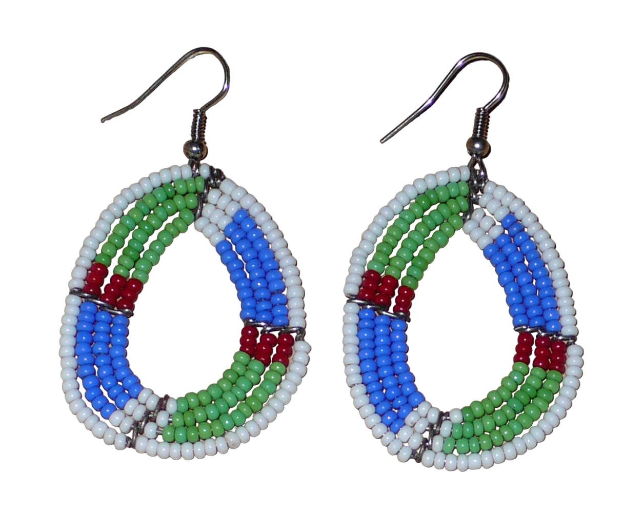 Boucles d'oreilles africaines Massai en forme de gouttes composées de perles de rocaille vertes, bleues, rouges et blanches. Elles mesurent 6 cm de long et 3,5 cm de large et se portent avec des crochets en acier inoxydable sur des oreilles percées.