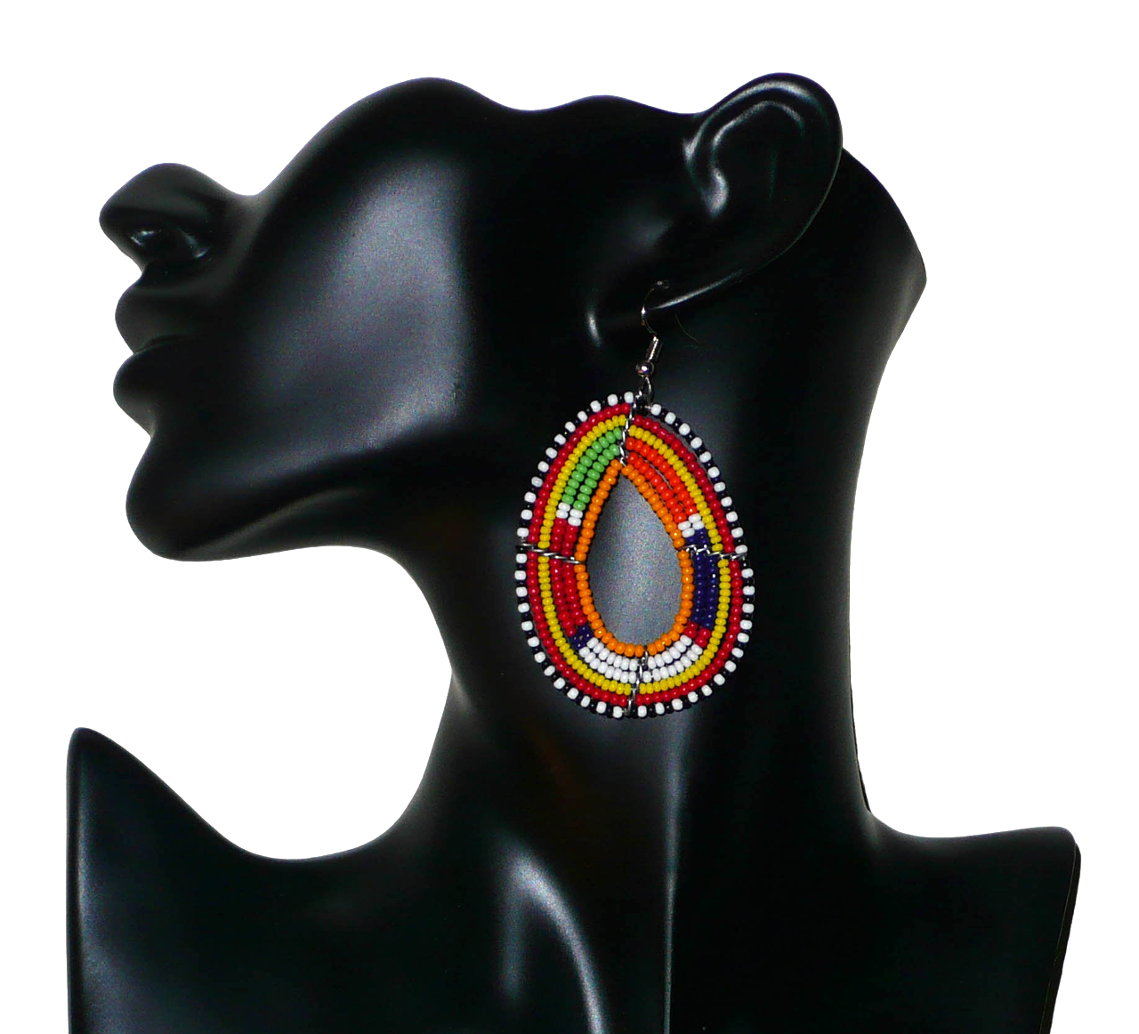 Boucles d'oreilles africaines en forme de gouttes à motifs ethniques Massai composées de perles de rocaille multicolores ; elles mesurent 7,5 cm de long et 4 cm de large.