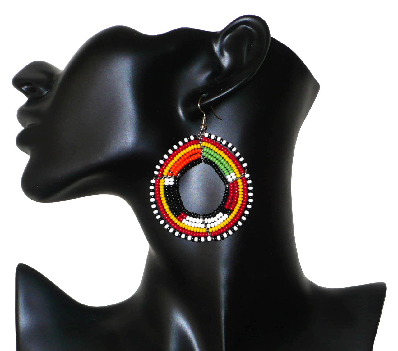 Boucles d'oreilles africaines à motifs ethniques Massai composées de perles de rocaille noires et multicolores fixées sur six rangées de fils de fer montés en cercles. De taille moyenne, elles mesurent 7 cm de long et 5 cm de large et se portent sur des oreilles percées.