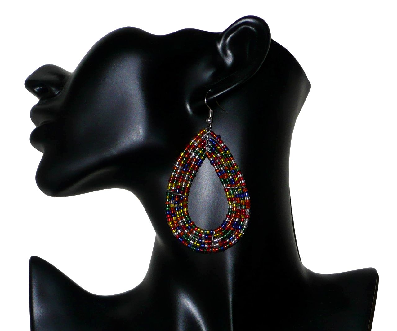 Boucles d'oreilles ethniques composées d'un mélange de perles de rocaille translucides multicolores enfilées sur cinq rangées de fils de fer montés en forme de gouttes. Elles mesurent 8 cm de long et 4,5 cm de large, et se portent avec des crochets sur des oreilles percées.