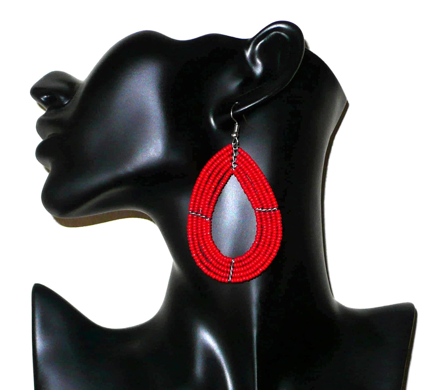 Boucles d'oreilles multi-rangs en forme de gouttes composées de perles de rocaille rouges.