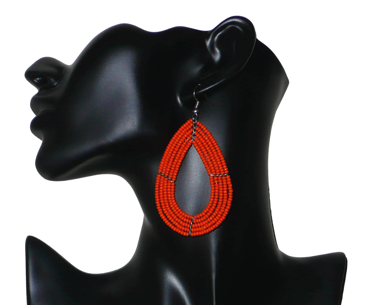 Boucles d'oreilles multi-rangs orange en forme de gouttes composées de perles de rocaille. Elles mesurent 8 cm de long et 4,5 cm de large, et se portent sur des oreilles percées.