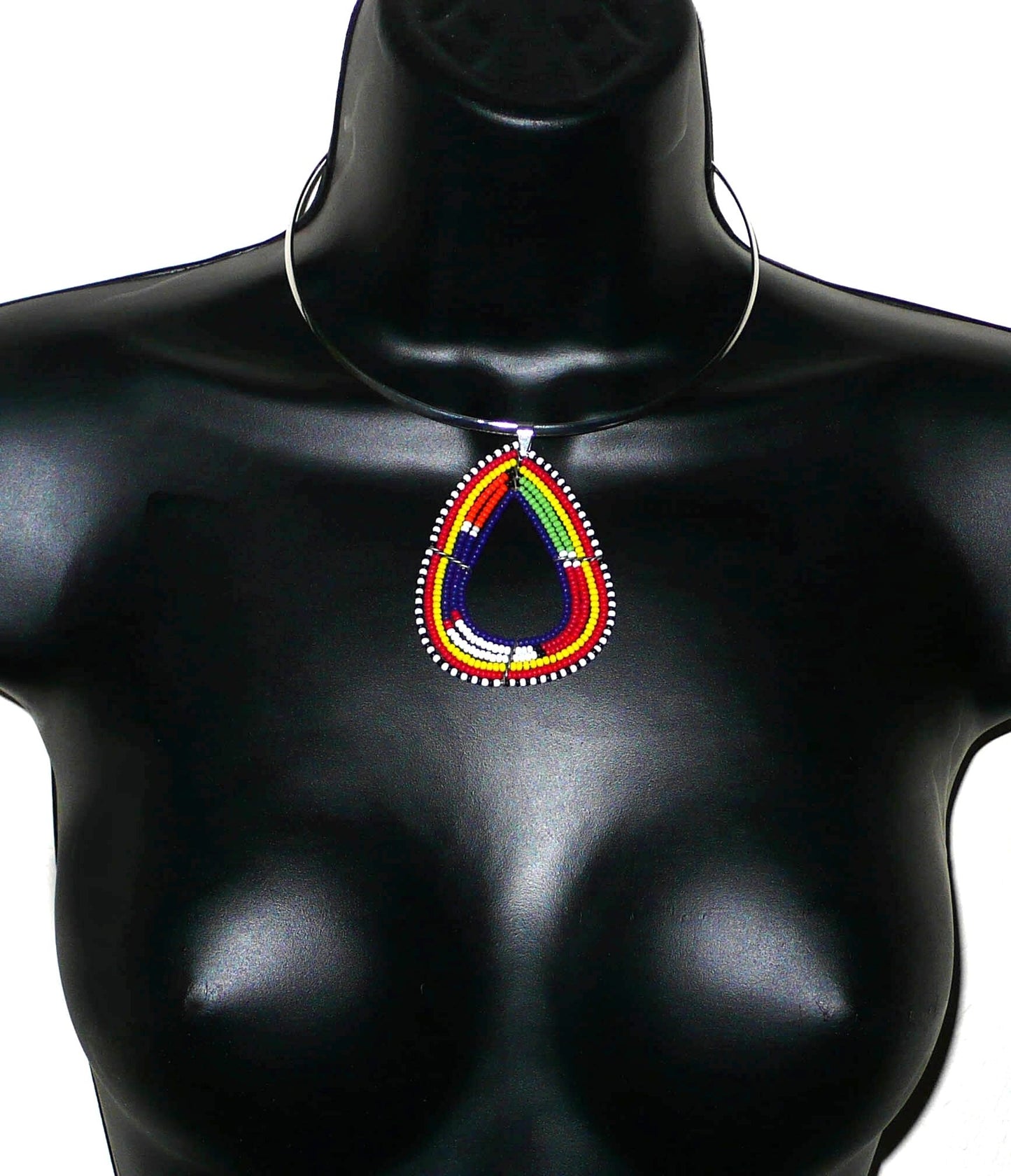 Collier africain composé d'un ras de cou en laiton agrémenté d'un pendentif Massai fait de perles de rocaille bleu foncé et multicolores.