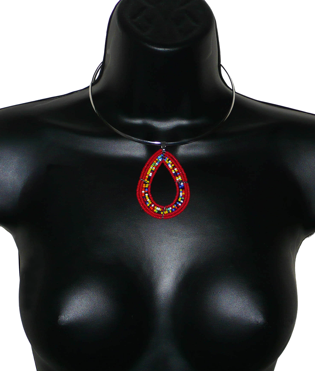 Collier ethnique de style afro bohème composé d'un ras de cou en laiton orné d'un pendentif en forme de goutte fait de perles de rocaille rouges et multicolores. Il mesure 20 cm de long, la circonférence du ras de cou en laiton est de 42,5 cm et son diamètre de 13,5 cm ; le pendentif perlé mesure 7 cm de long et 4,5 cm de large.