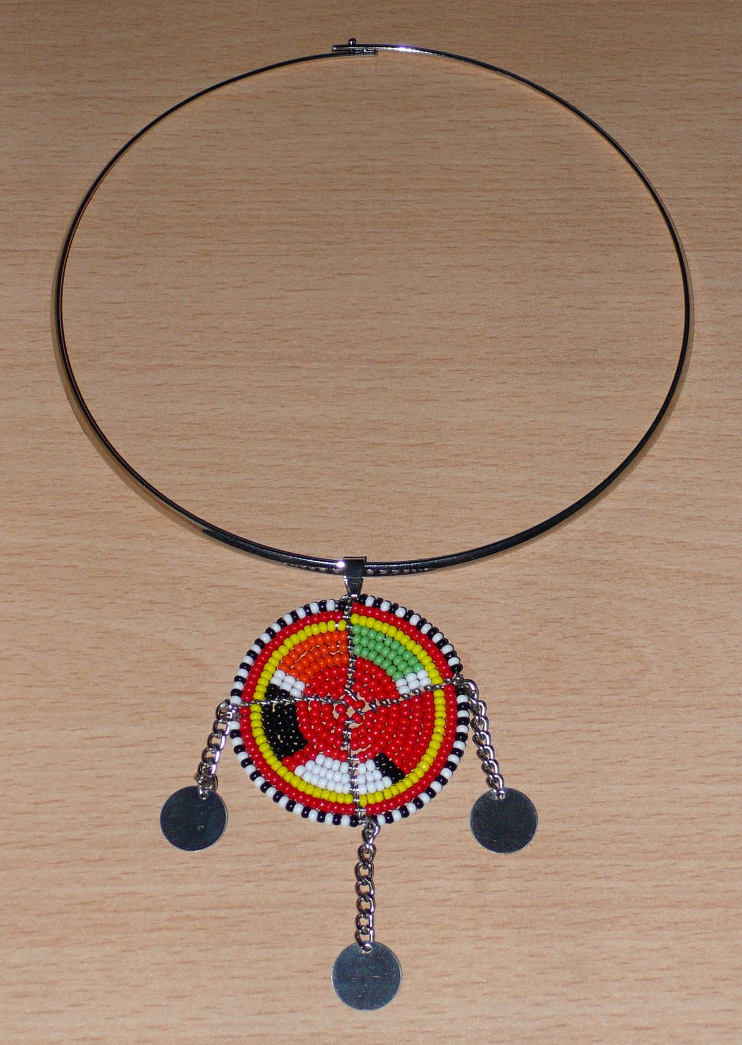 Collier africain contemporain en laiton orné d'un pendentif tribal Massai fait de perles de rocaille multicolores et de disques métalliques.