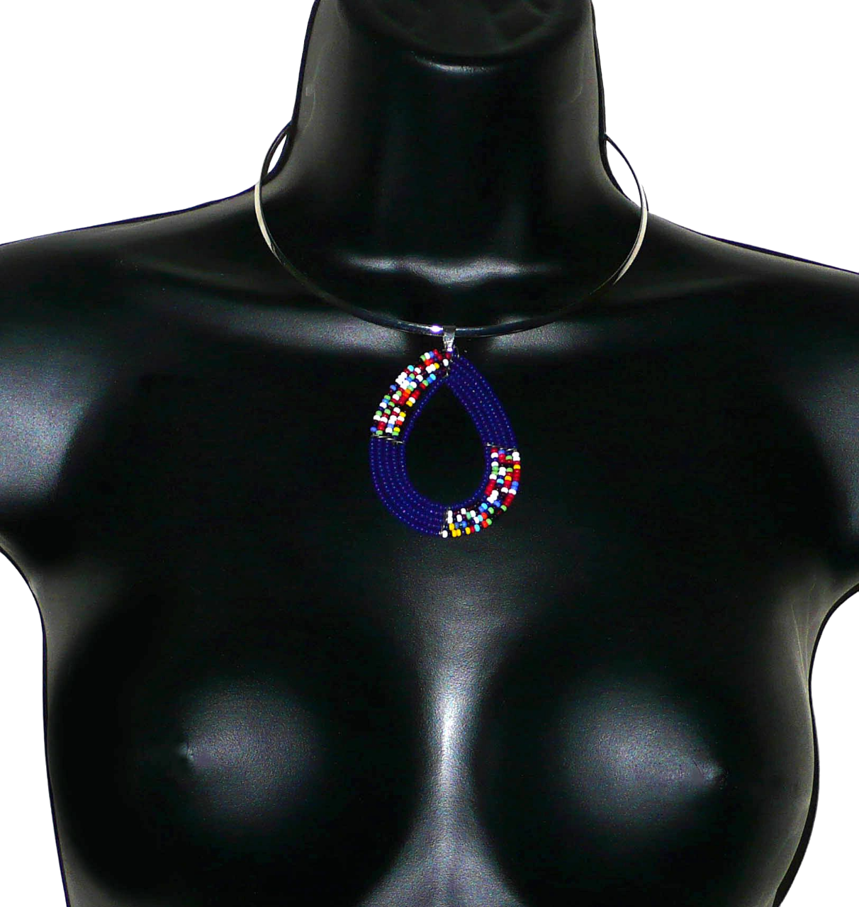 Collier ethnique chic bleu composé d'un ras de cou en laiton agrémenté d'un long pendentif Massai fait de perles de rocaille bleu foncé et multicolores montées en forme de goutte.