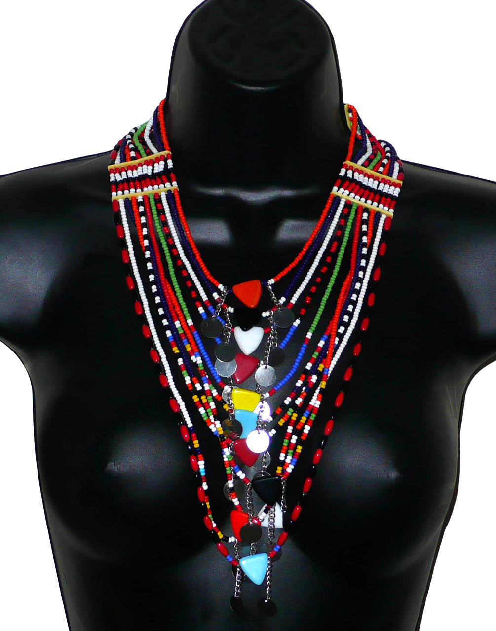 Collier africain traditionnel Massai composé de plusieurs rangées de perles multicolores ; des perles triangulaires et des pastilles en métal décorent le collier en son centre.