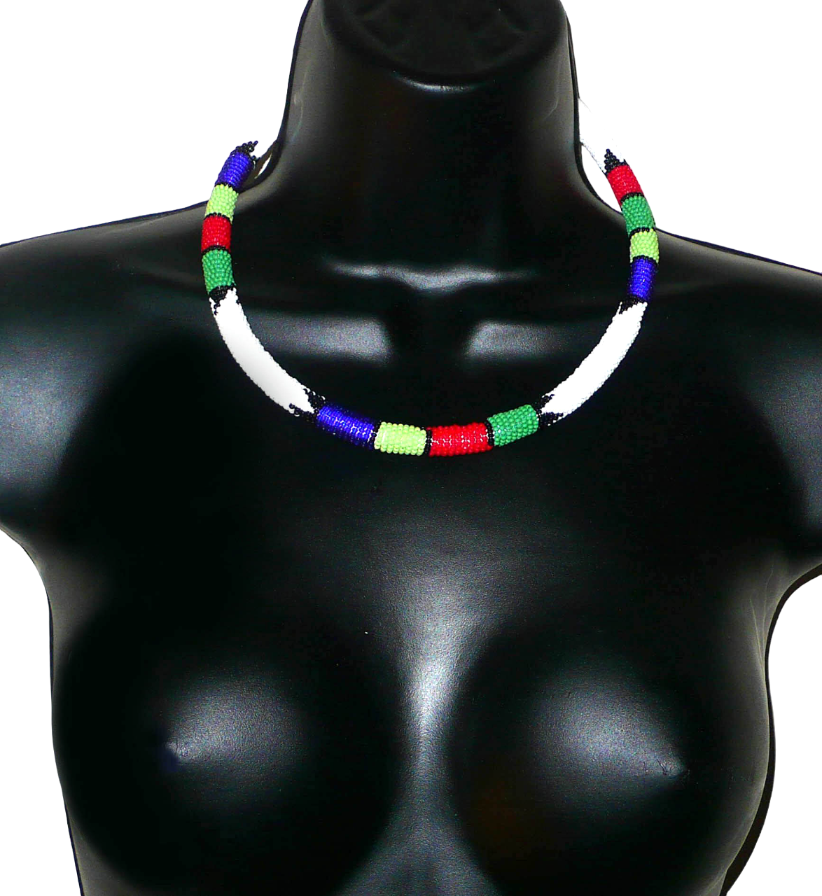 Collier africain tubulaire blanc et multicolore fabriqué en Afrique du Sud composé de perles de rocaille enroulées autour d'un tube en plastique.