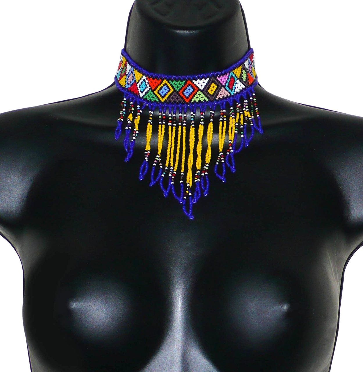Collier ras de cou sud-africain à franges perlées et motifs ethniques zoulous ; il se compose d'un tissage de perles de rocaille bleues, jaunes et multicolores.