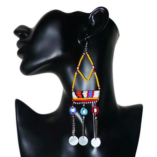 Authentiques boucles d'oreilles africaines Massai jaunes et multicolores composées de perles de rocaille, de perles en plastique et de disques métalliques. Elles mesurent 15 cm de long et se portent sur des oreilles percées.