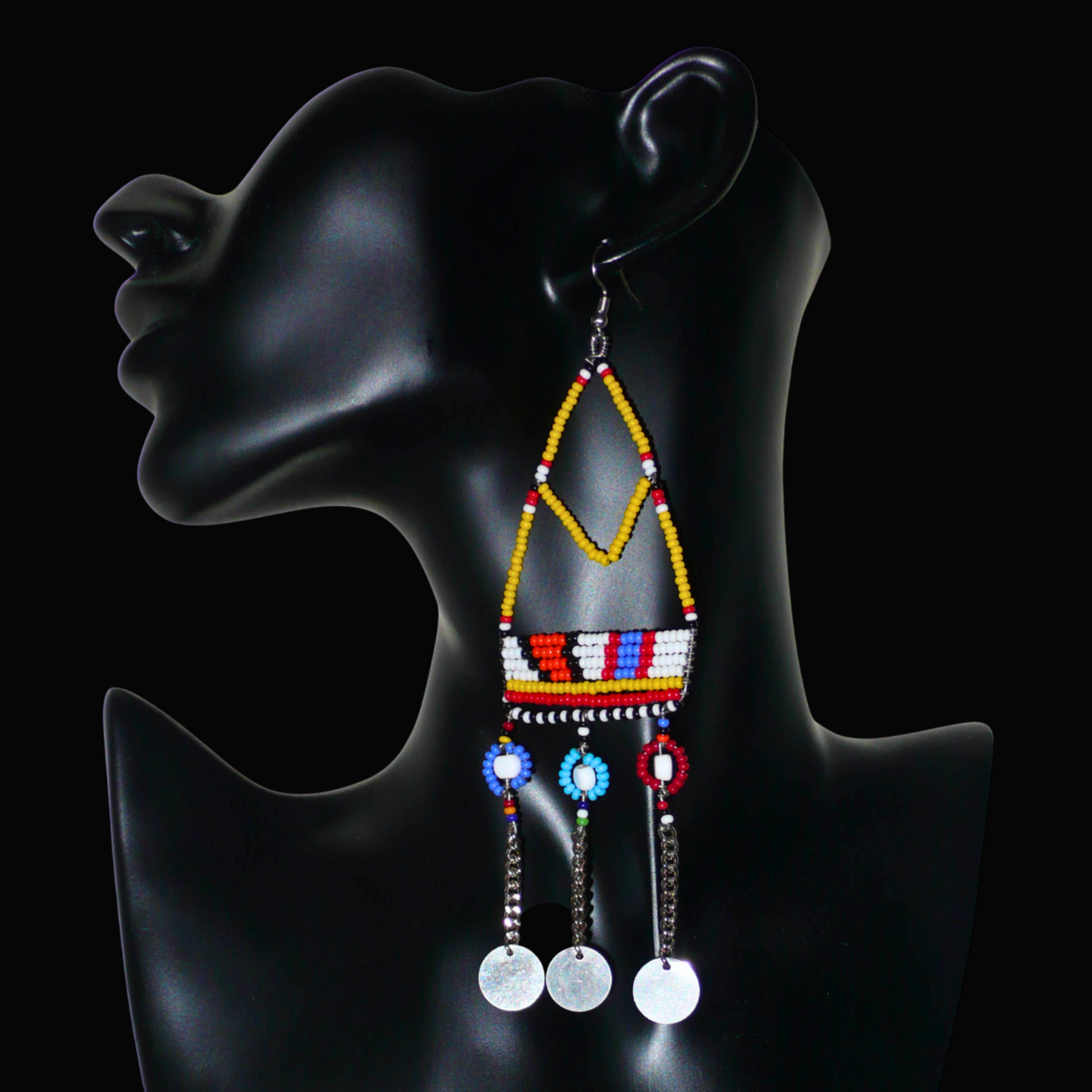 Authentiques boucles d'oreilles africaines Massai jaunes et multicolores composées de perles de rocaille, de perles en plastique et de disques métalliques. Elles mesurent 15 cm de long et se portent sur des oreilles percées.