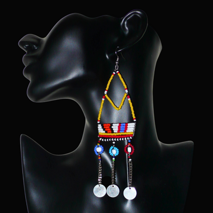 Authentiques boucles d'oreilles africaines Massai jaunes et multicolores composées de perles de rocaille, de perles en plastique et de disques métalliques. Elles mesurent 15 cm de long et se portent sur des oreilles percées.