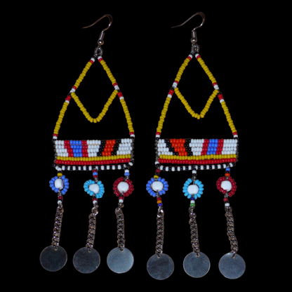 Authentiques boucles d'oreilles africaines Massai jaunes et multicolores composées de perles de rocaille, de perles en plastique et de disques métalliques. Elles mesurent 15 cm de long et se portent sur des oreilles percées.